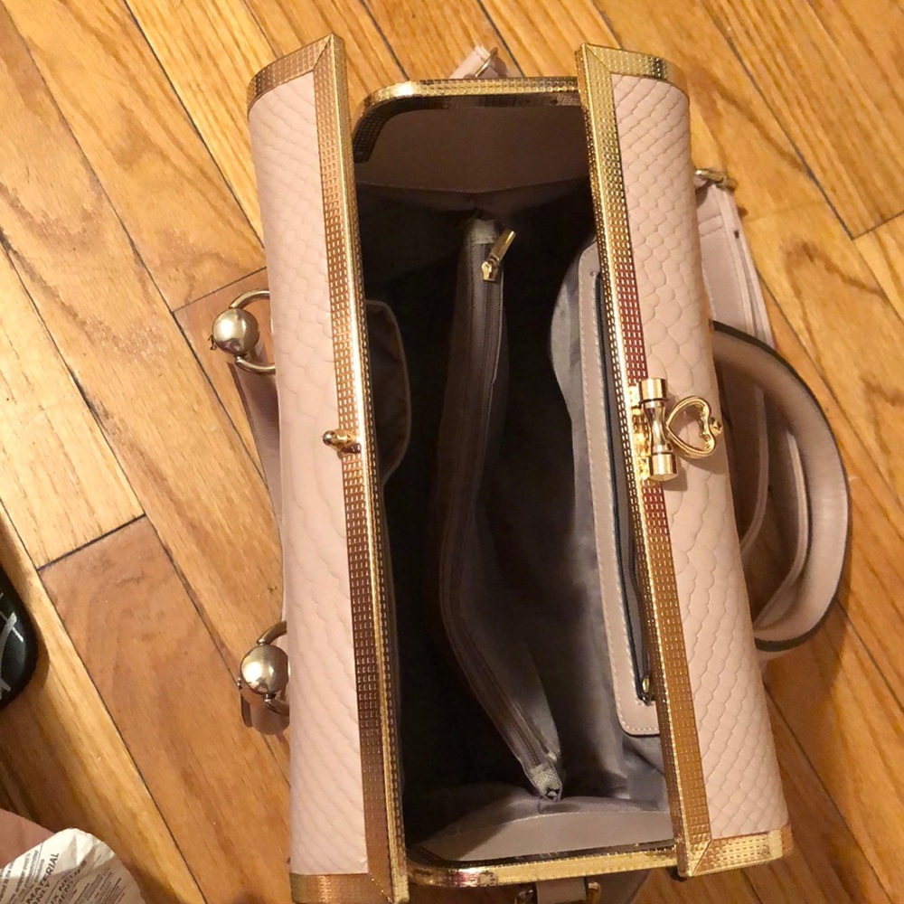 Beautiful Purse 👜 - Picture 8 of 15